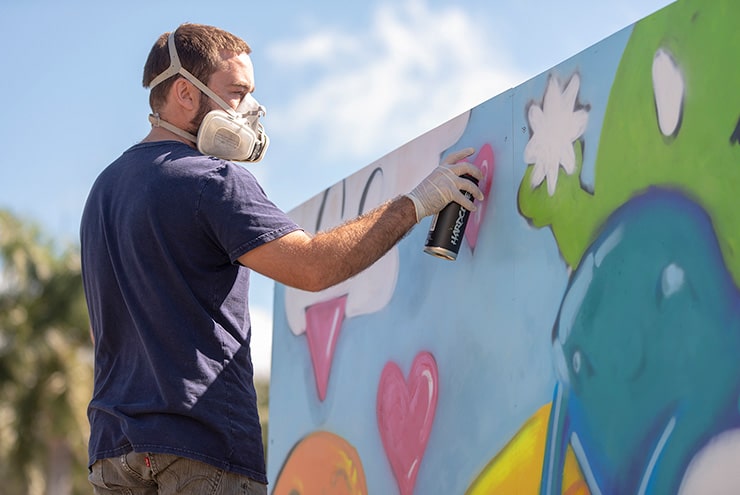 stuart florida artist spray painting at artsfest