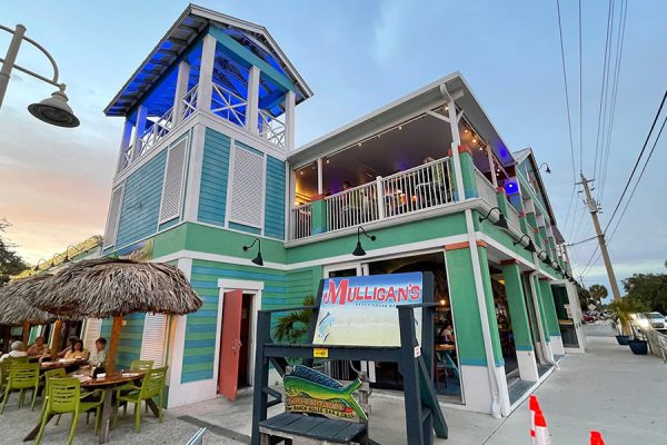 exterior of mulligans beach house in downtown jensen